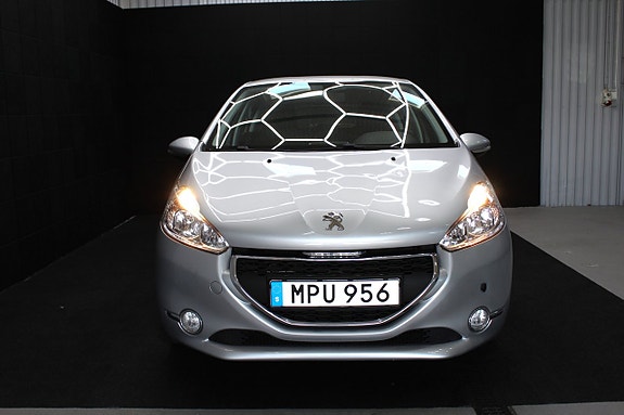 Peugeot 208 2 of 13