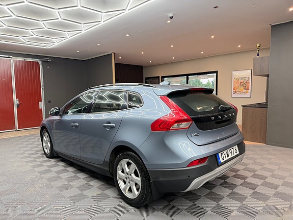 Volvo V40 Cross Country 2 of 19