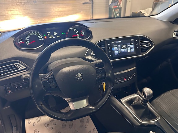 Peugeot 308 9 of 15