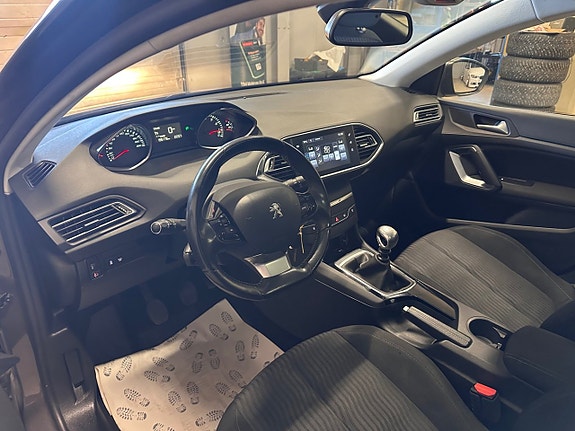 Peugeot 308 8 of 15