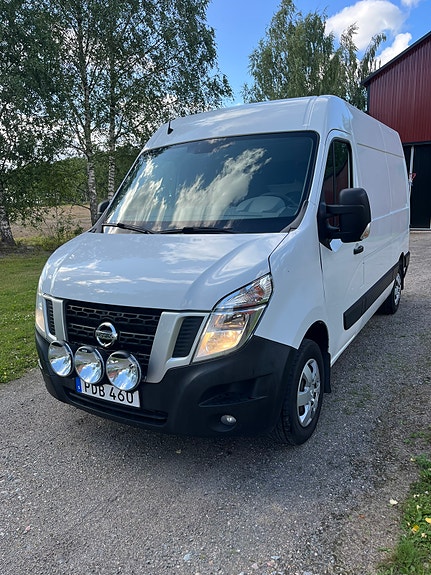 Nissan NV400 2 of 10