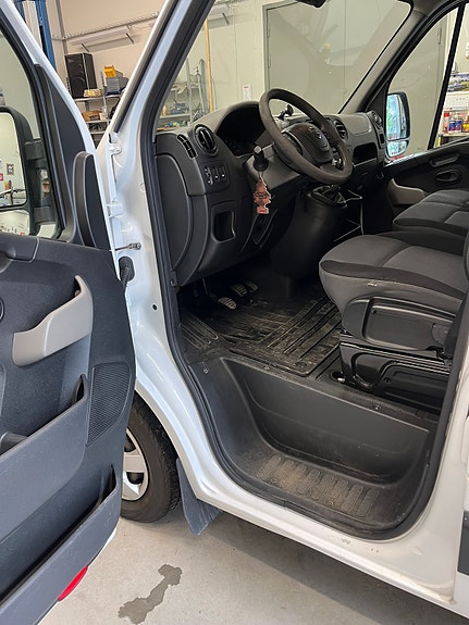 Nissan NV400 5 of 10