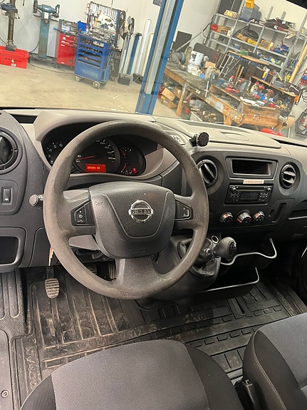 Nissan NV400 9 of 10