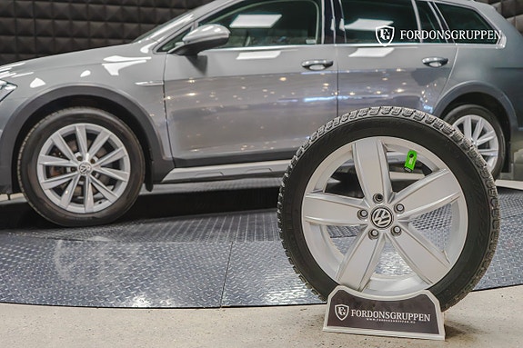 Volkswagen Golf Alltrack 2 of 26