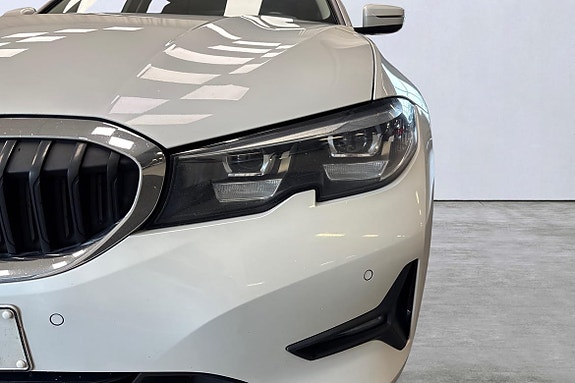 BMW 330e 18 of 19