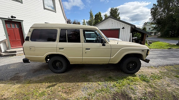 Toyota Land Cruiser 2 of 13