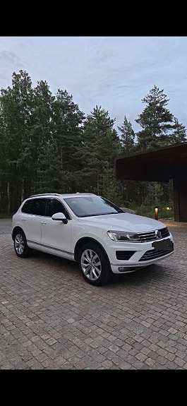 Volkswagen Touareg 2 of 8
