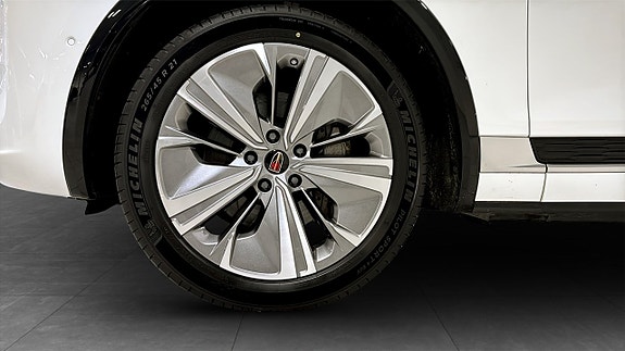 Hongqi E-HS9 9 of 13