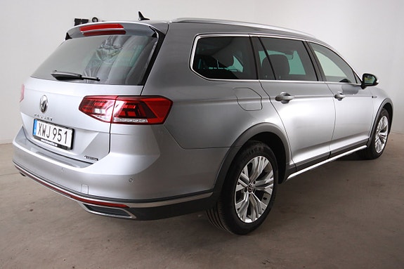 Volkswagen Passat Alltrack 2 of 5