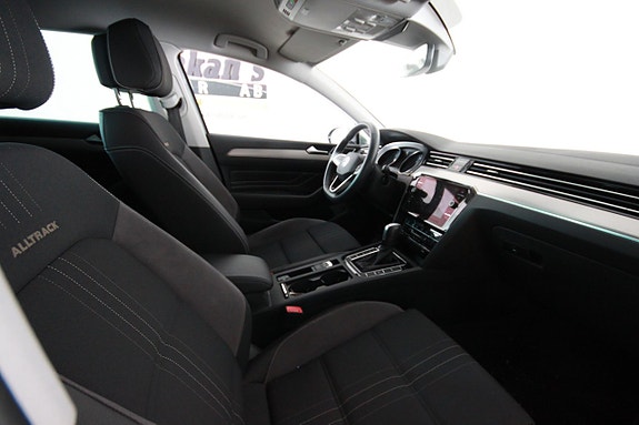 Volkswagen Passat Alltrack 3 of 5