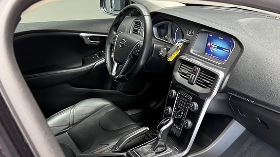 Volvo V40 Cross Country 7 of 22