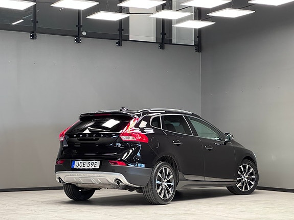 Volvo V40 Cross Country 2 of 22