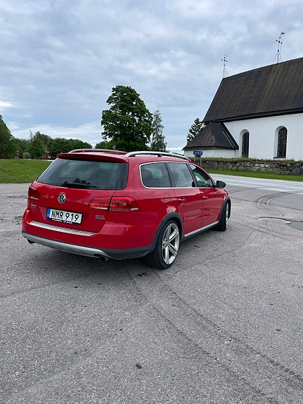 Volkswagen Passat Alltrack 3 of 4