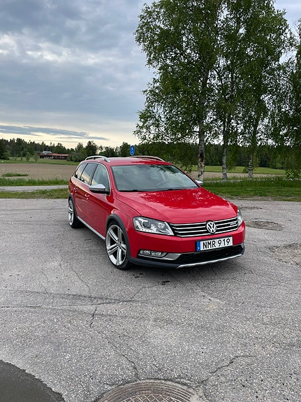 Volkswagen Passat Alltrack 2 of 4