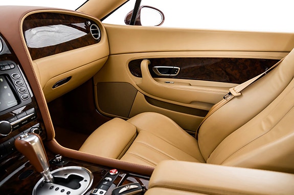 Bentley Continental GTC 21 of 30