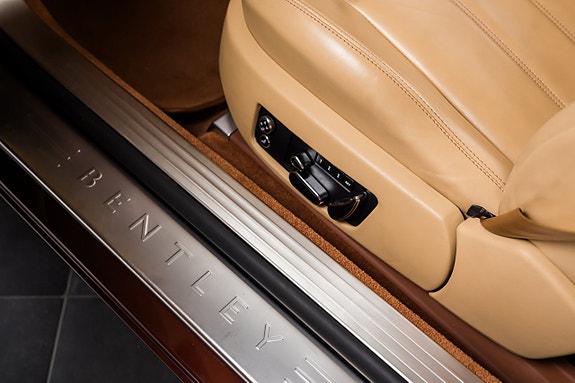 Bentley Continental GTC 28 of 30