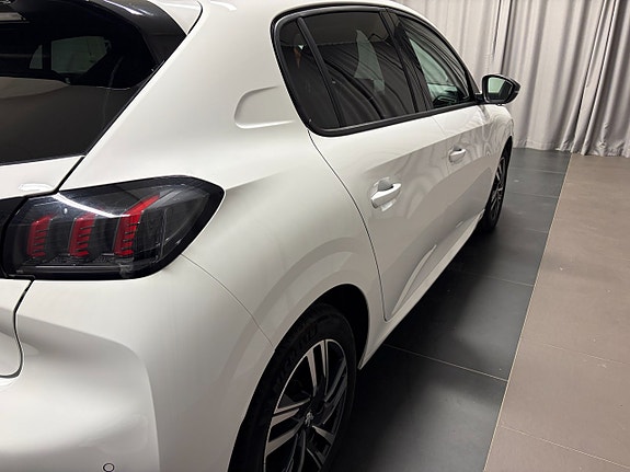 Peugeot 208 4 of 14