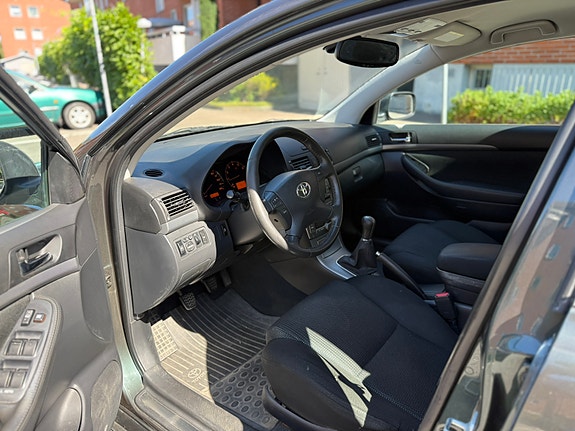 Toyota Avensis 9 of 17