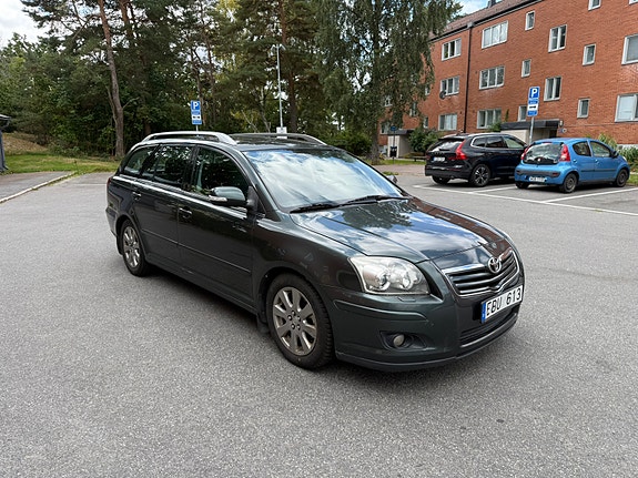 Toyota Avensis 2 of 17