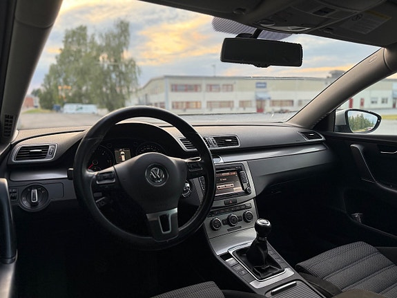 Volkswagen Passat 10 of 12