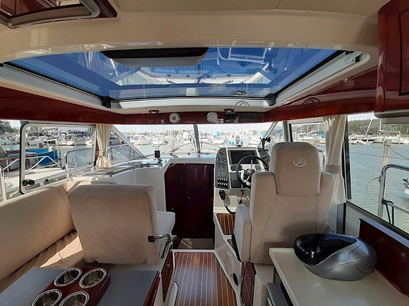 Aquador 35 C  2 x 260 Mercruiser 3.0 TDI 8 of 30