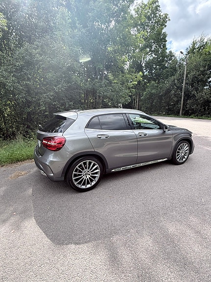 Mercedes-Benz GLA200 2 of 6