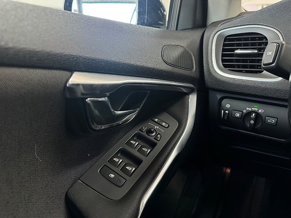 Volvo V40 Cross Country 12 of 23