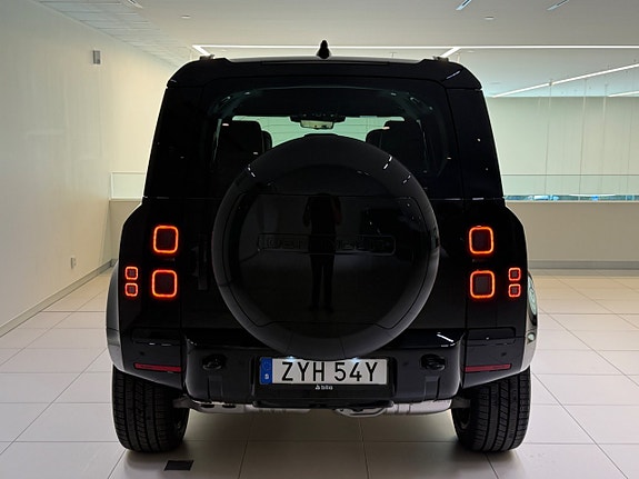 Land Rover Defender 110 5 of 24