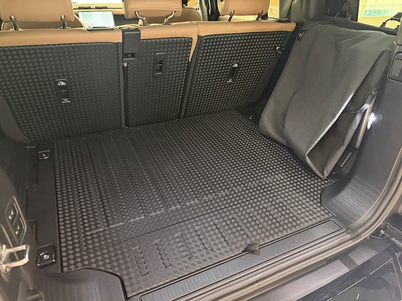 Land Rover Defender 110 22 of 24