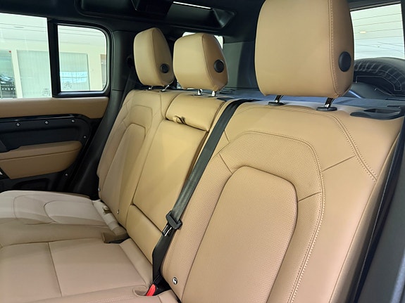 Land Rover Defender 110 19 of 24