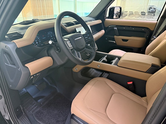 Land Rover Defender 110 8 of 24