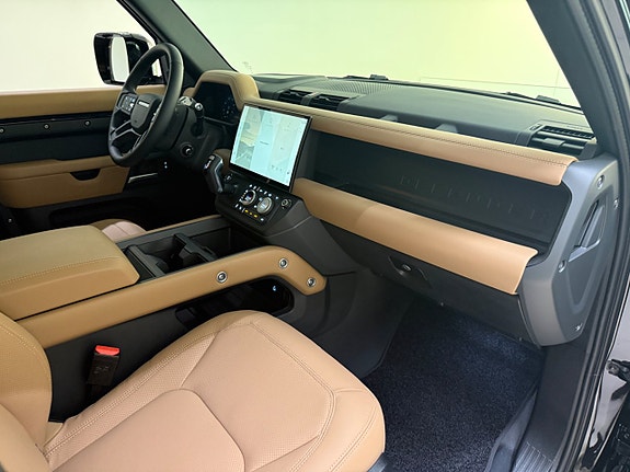Land Rover Defender 110 21 of 24