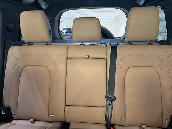 Land Rover Defender 110 17 of 24