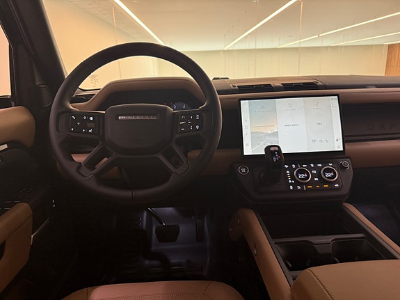 Land Rover Defender 110 12 of 24