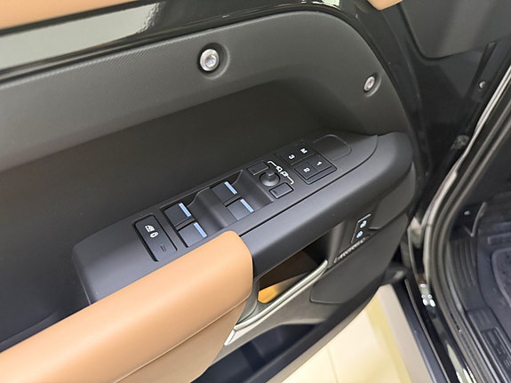 Land Rover Defender 110 11 of 24