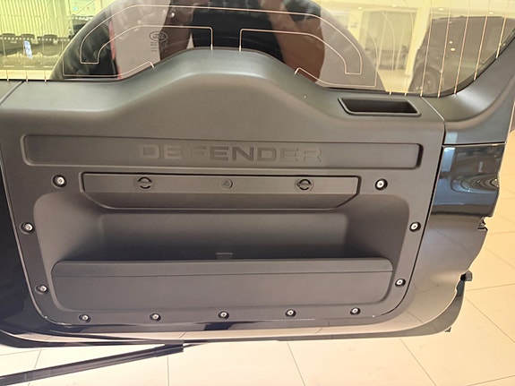 Land Rover Defender 110 23 of 24