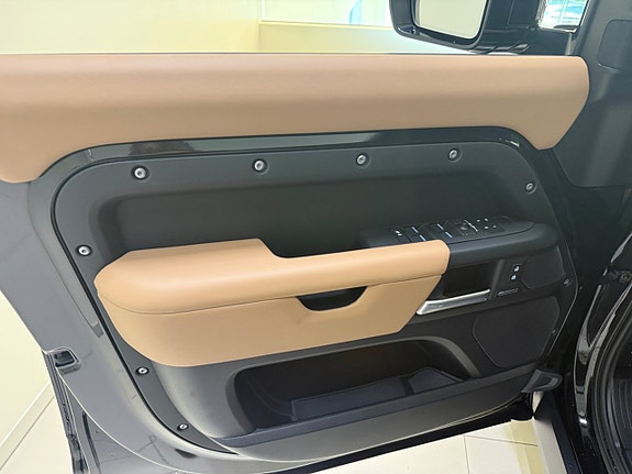 Land Rover Defender 110 10 of 24