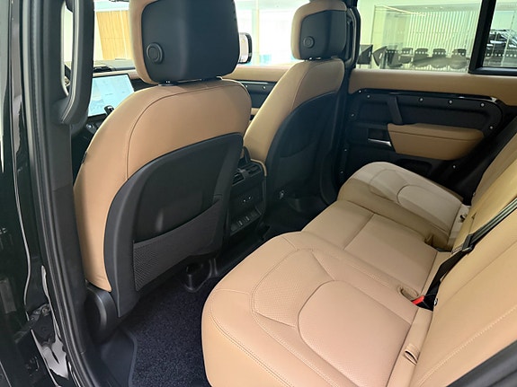 Land Rover Defender 110 18 of 24