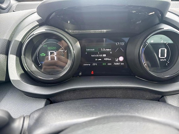 Toyota Yaris 12 of 12