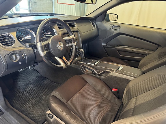 Ford Mustang 6 of 9