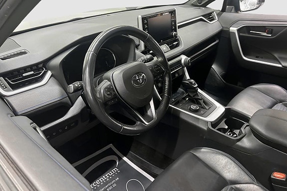 Toyota RAV4 8 of 12