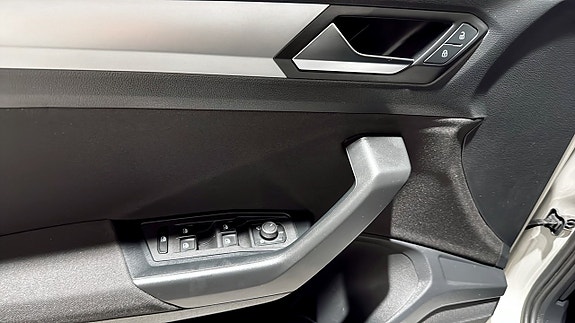 Volkswagen T-Roc 22 of 22
