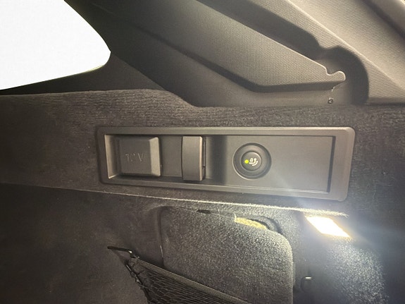 BMW 330i 11 of 30