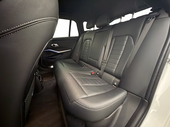 BMW 330i 14 of 30