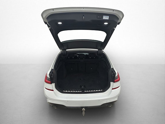 BMW 330i 9 of 30
