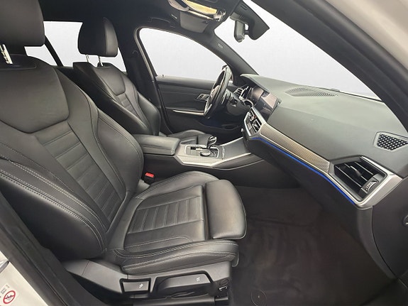 BMW 330i 12 of 30