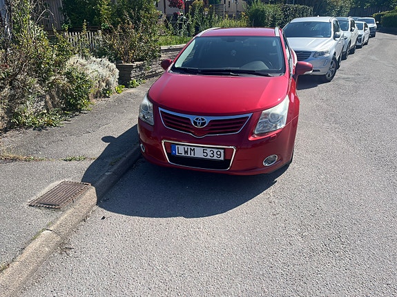 Toyota Avensis 2 of 12