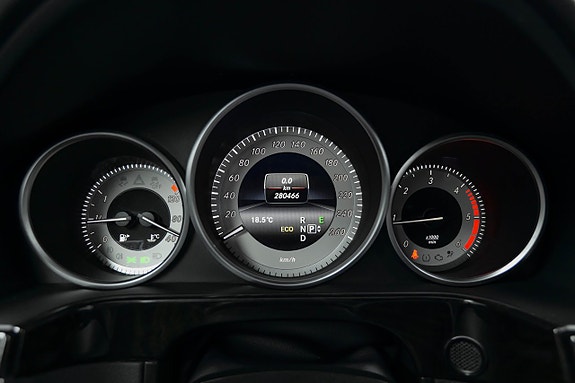 Mercedes-Benz E220 9 of 23