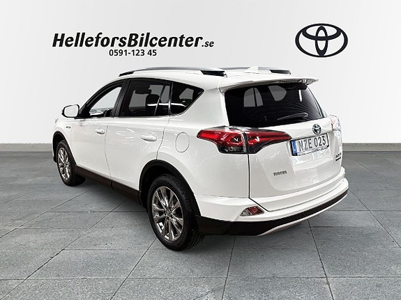 Toyota RAV4 2 of 23