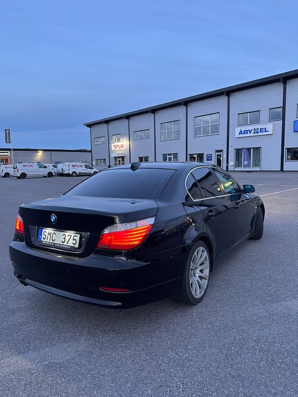 BMW 523i 3 of 8